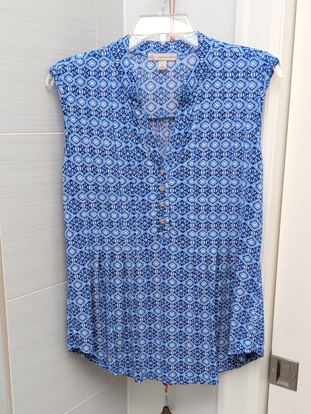 dressbarn Sleeveless Blue Patterned V-Neck Pleated Top
